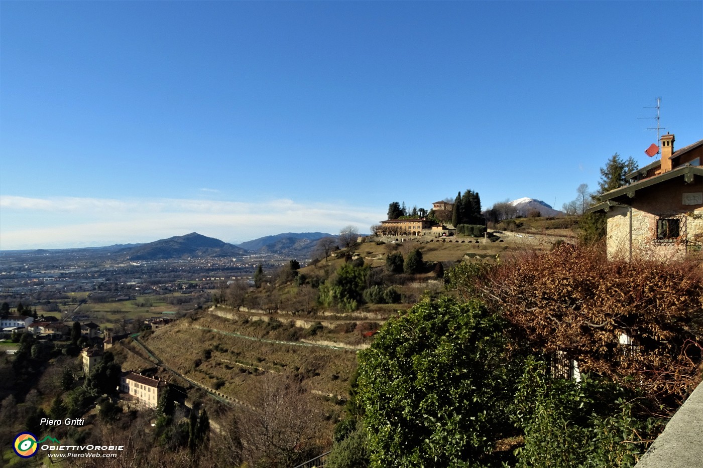 32 Vista verso Orsarola, Via del Rione a meta colle, Monte Canto e la pianura.JPG